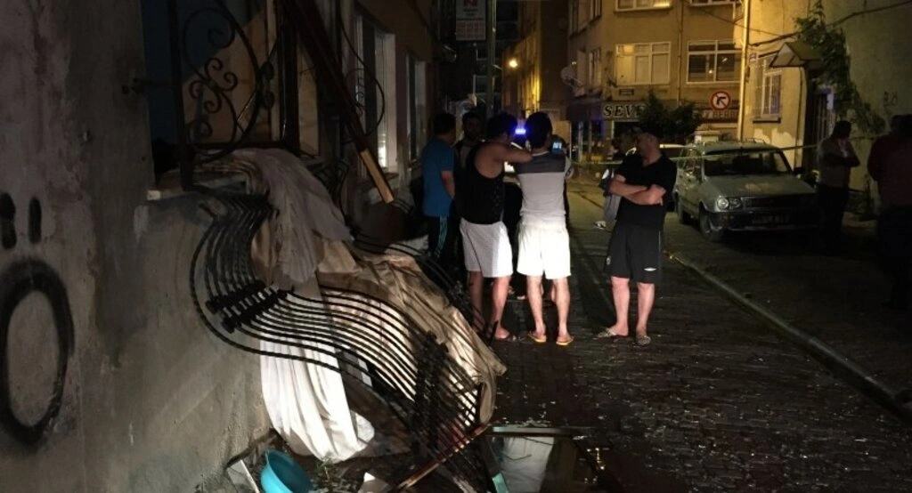 Yangından pencere demirlerini sökerek kurtuldular