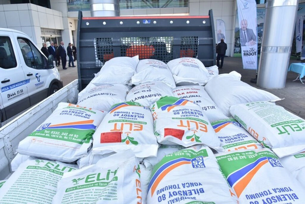 Tekkeköy’de çiftçilere buğday, yonca ve reygras tohumu dağıtıldı