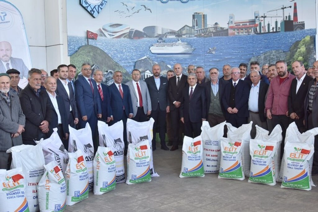Tekkeköy’de çiftçilere buğday, yonca ve reygras tohumu dağıtıldı