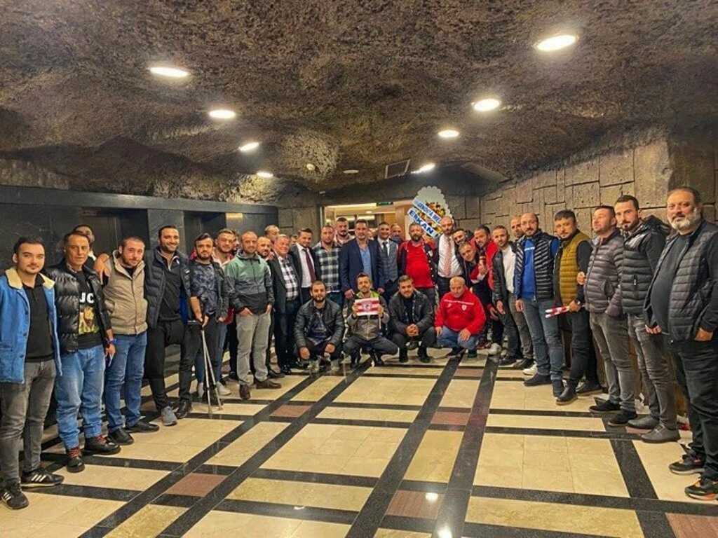 Şimşekler Taraftar Grubu Birliği Derneği'nden coşkulu kutlama