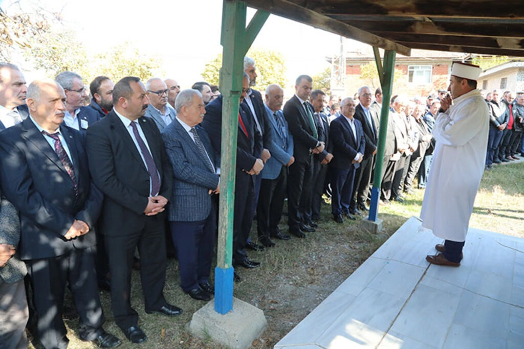 Başkan Deveci'nin babası merhum Recep Deveci son yolculuğuna dualarla uğurlandı