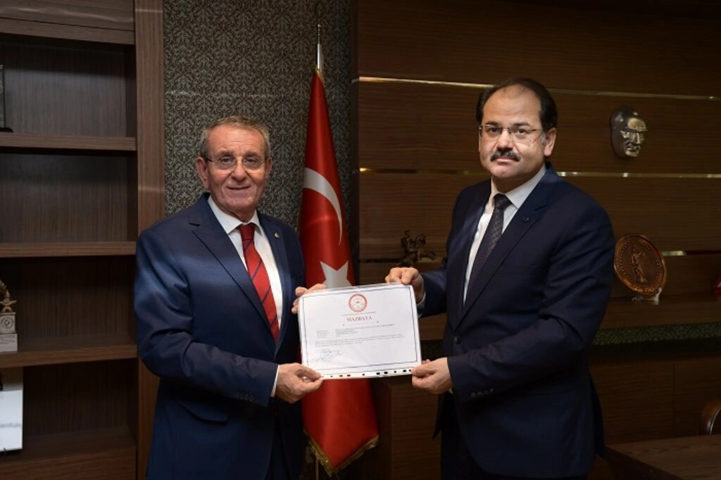 Başkan Murzioğlu ve Akyüz mazbatalarını aldı