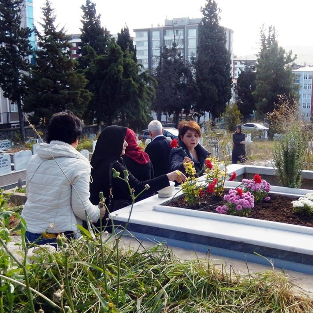 Aynur Dağdemir mezarı başında dualarla anıldı