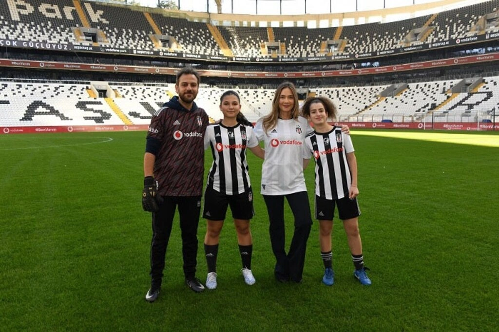 Erkan Kolçak Köstendil ve Müge Boz kız futbolcular ile Penaltı challenge'da biraraya geldi
