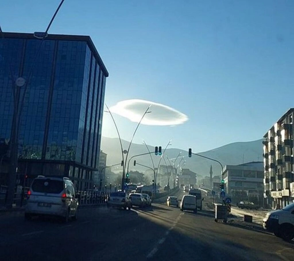 UFO'ya benzeyen bulut heyecanlandırdı!