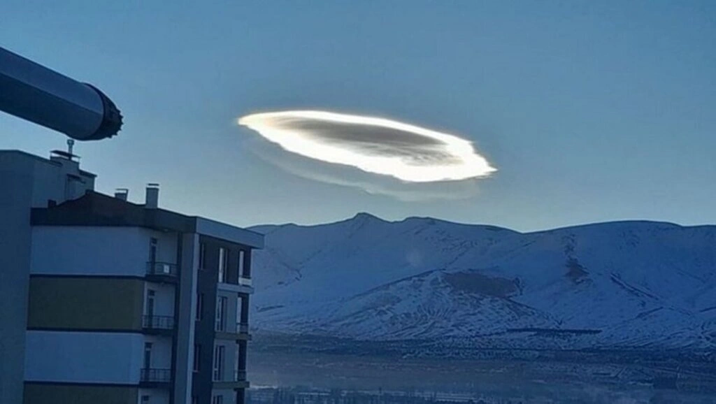 UFO'ya benzeyen bulut heyecanlandırdı!
