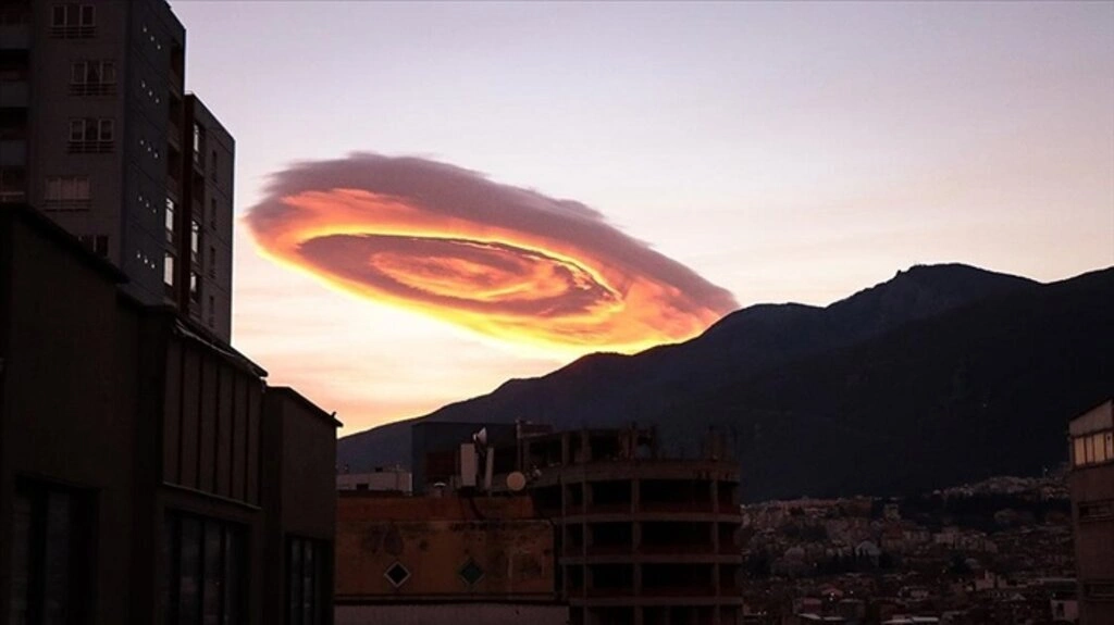 UFO'ya benzeyen bulut heyecanlandırdı!