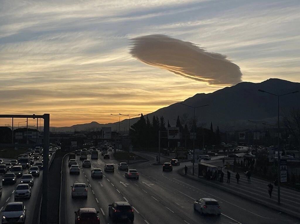 UFO'ya benzeyen bulut heyecanlandırdı!