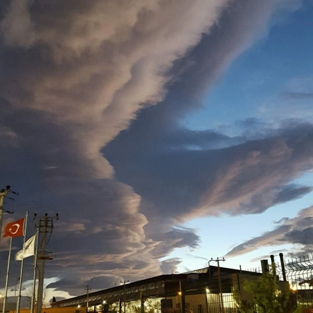 UFO'ya benzeyen bulut heyecanlandırdı!
