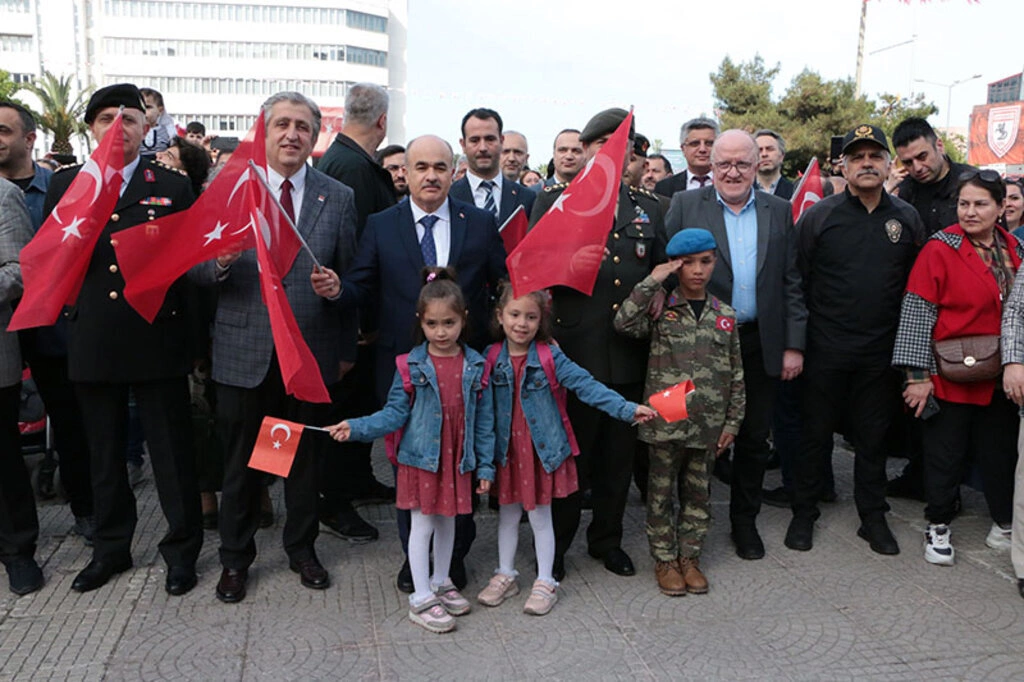 1919 metrelik dev bayrak Samsun caddelerinde gezdi