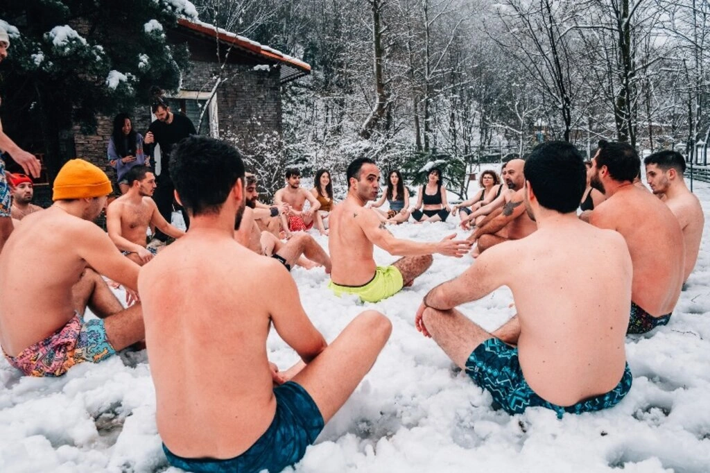 Mayo ile karlı dağlara tırmandılar! Wim Hof Method kış kampı