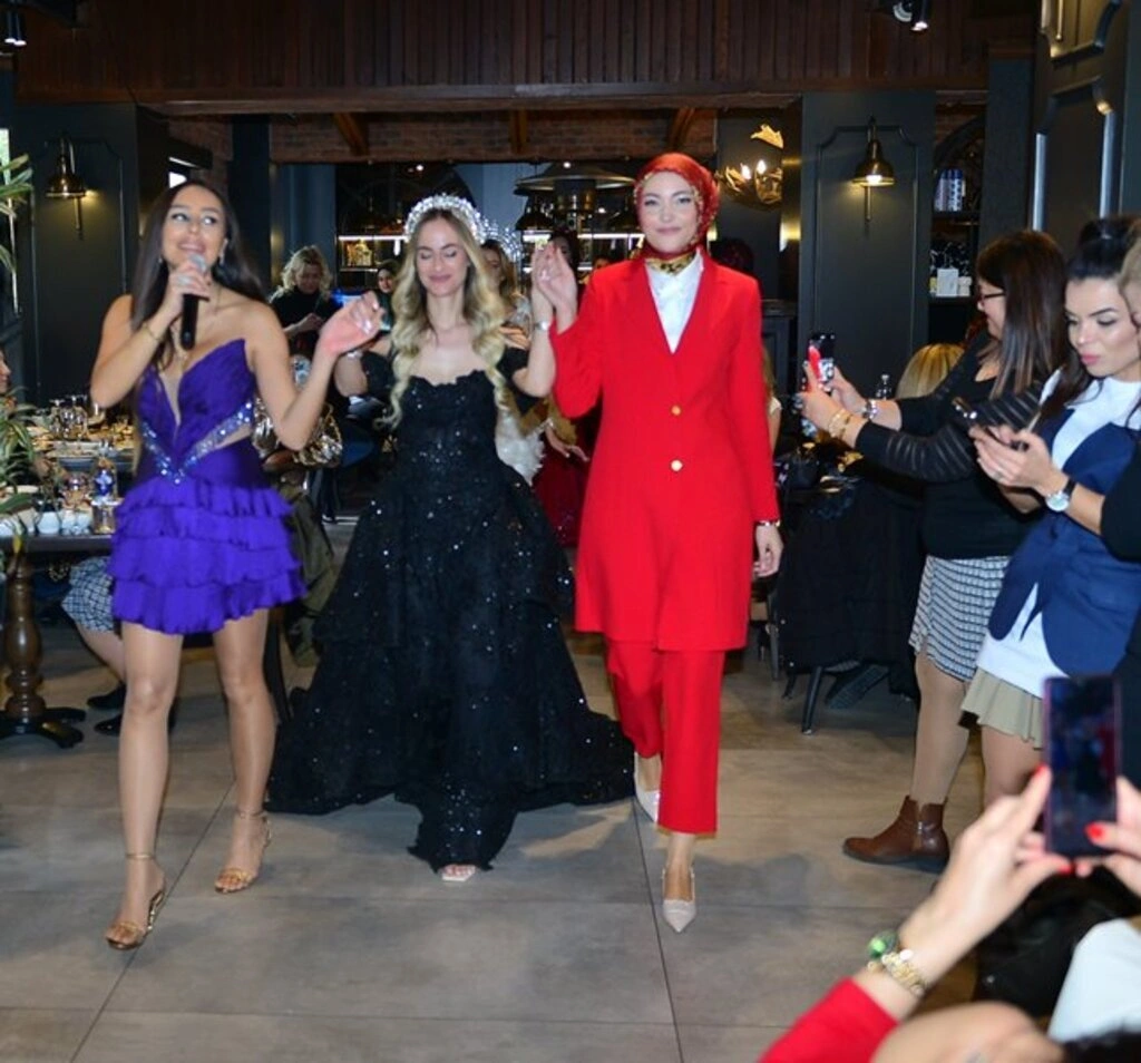 Moda tasarımcısı Özlem Değirmen'den Bursa’da renkli defile