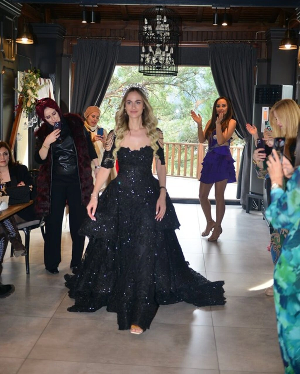 Moda tasarımcısı Özlem Değirmen'den Bursa’da renkli defile