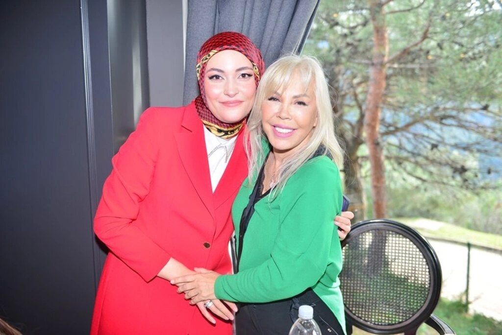 Moda tasarımcısı Özlem Değirmen'den Bursa’da renkli defile