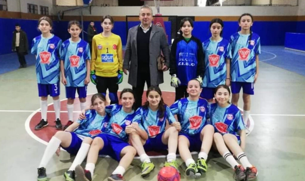 Havza Makbule Yusuf Ölçer Ortaokulu kız futsal takımı rakip tanımıyor