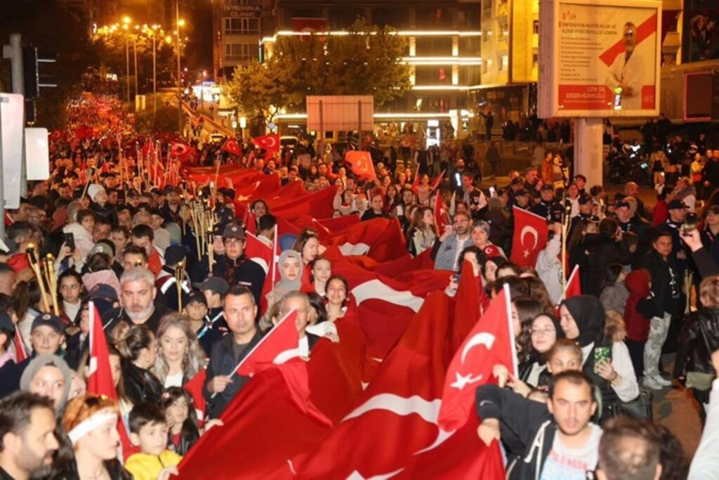 Samsun'da 1919 metrelik bayrak yürüyüşü coşkusu