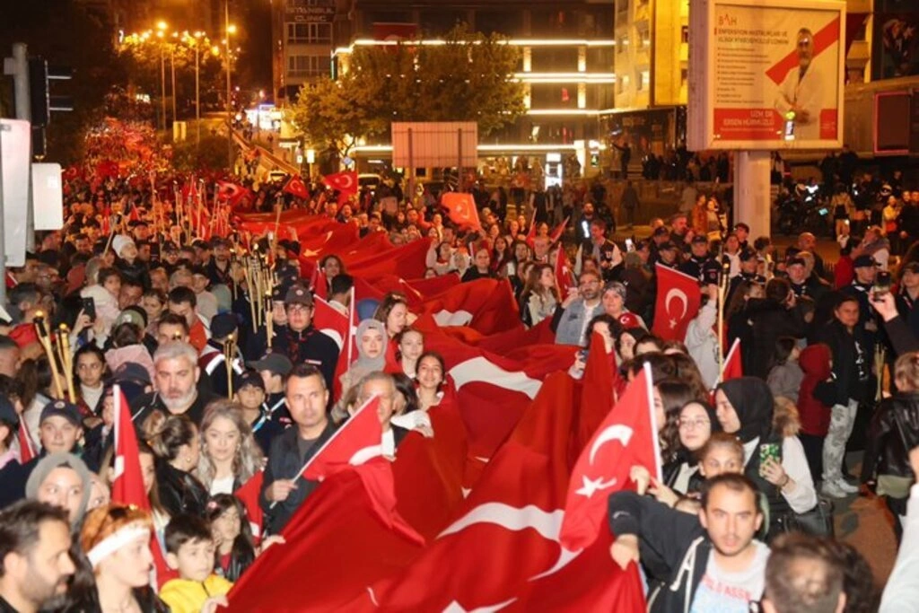 Samsun'da 1919 metrelik bayrak yürüyüşü coşkusu