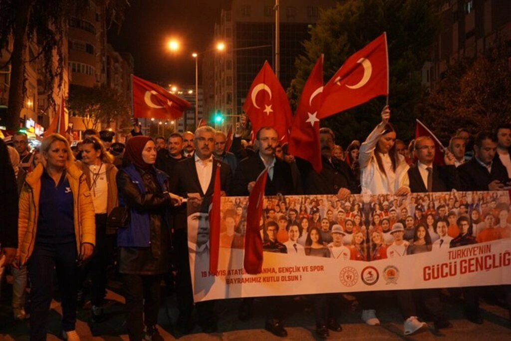 Samsun'da 1919 metrelik bayrak yürüyüşü coşkusu