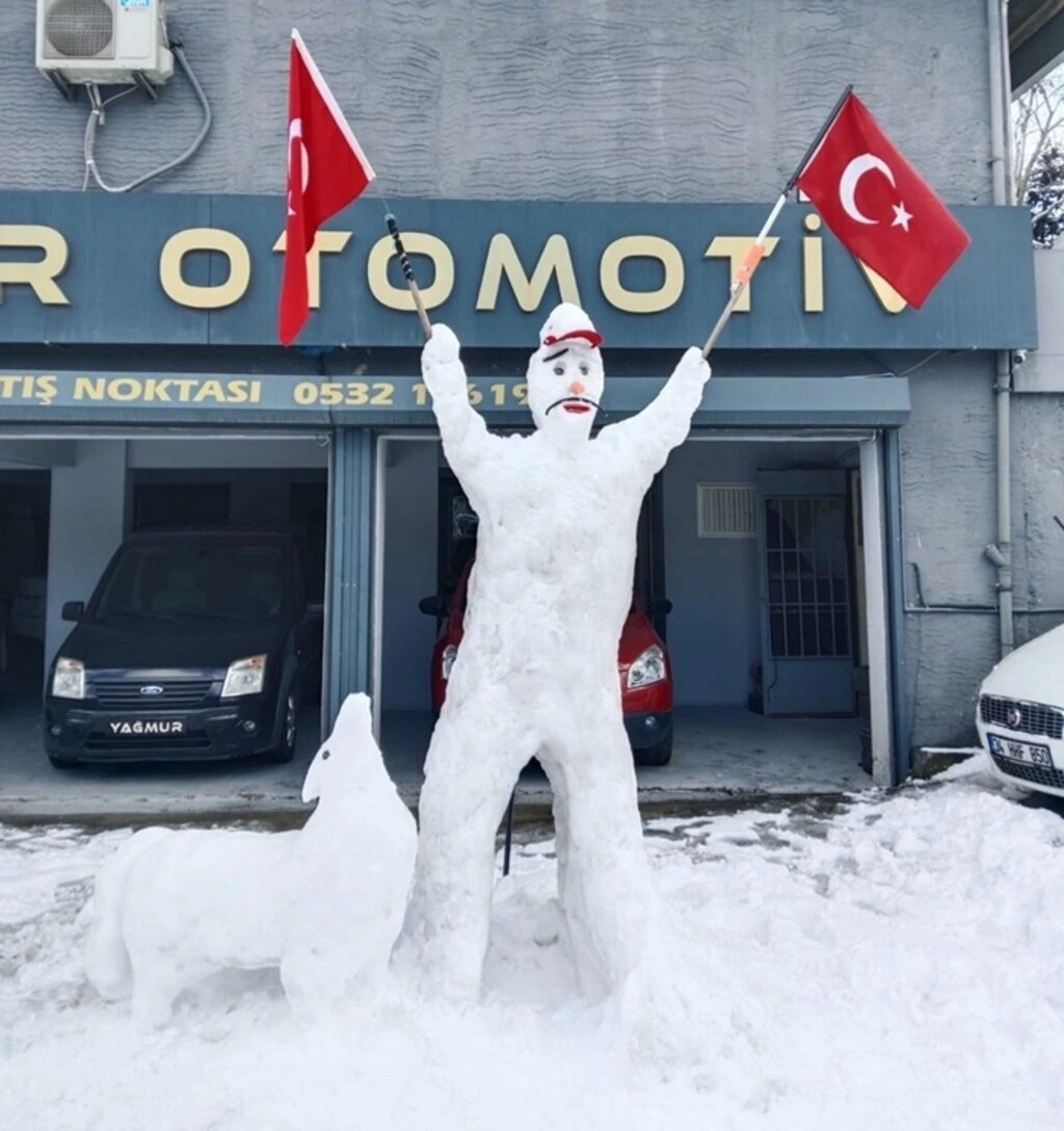 Samsun'da Kar Sanata Dönüştü: Birbirinden İlginç Kardan Adamlar