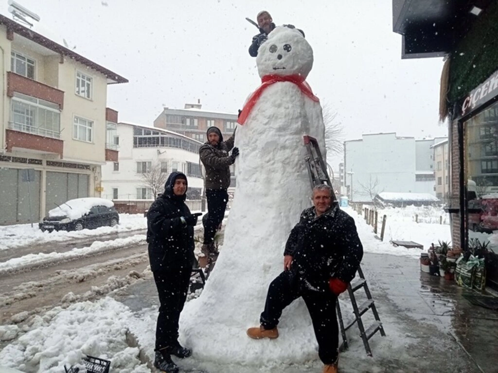 Samsun'da Kar Sanata Dönüştü: Birbirinden İlginç Kardan Adamlar