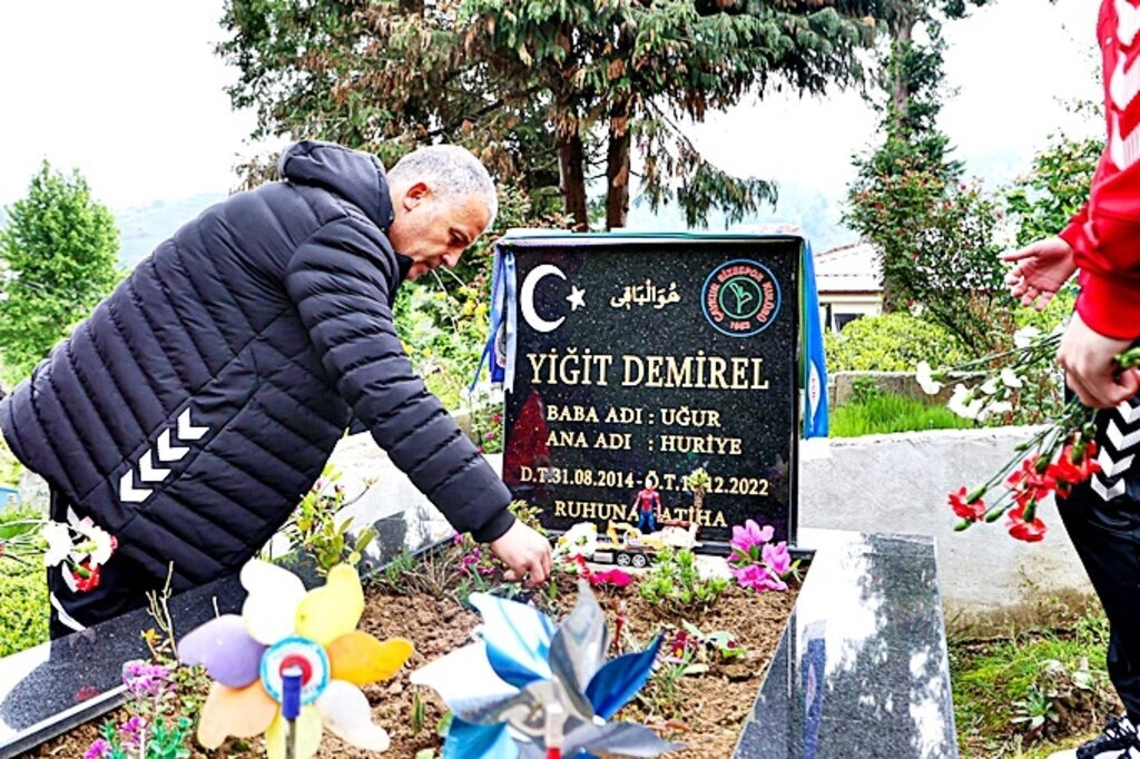 Samsunspor U19 Takımı Yiğit Demirel’in kabrini ziyaret etti