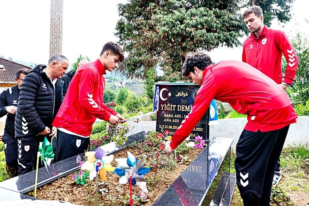 Samsunspor U19 Takımı Yiğit Demirel’in kabrini ziyaret etti