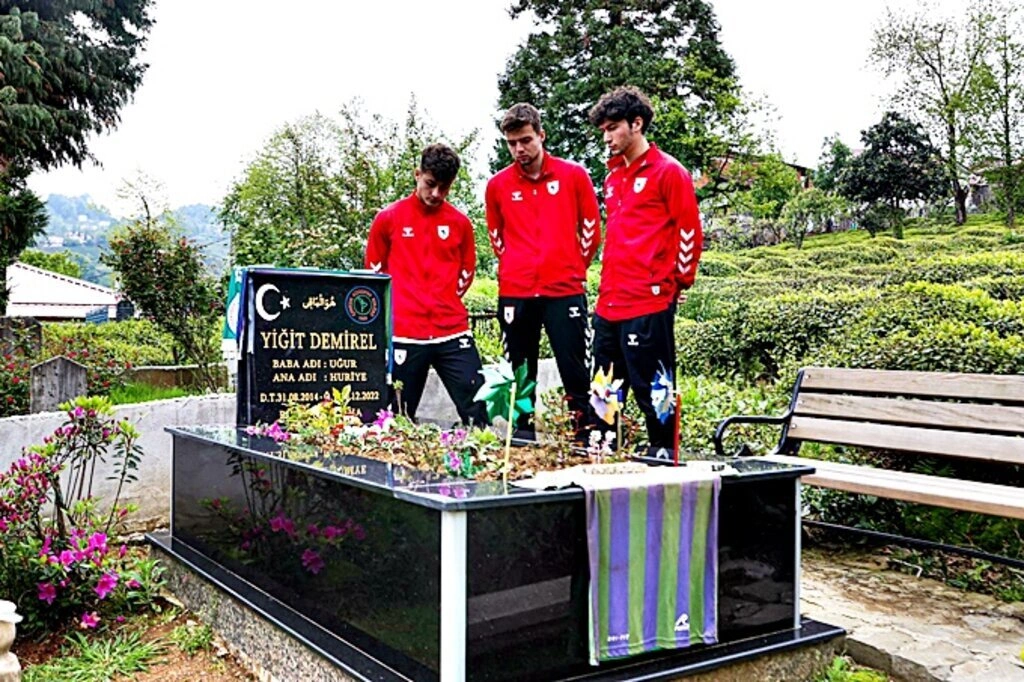 Samsunspor U19 Takımı Yiğit Demirel’in kabrini ziyaret etti