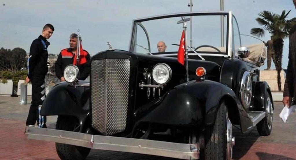 Samsun Büyükşehir Belediyesi, Gazi Mustafa Kemal Atatürk’ün makam aracı olarak kullandığı otomobilin aynısını yaptırdı.