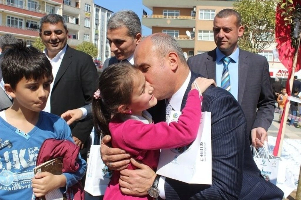 KİTAP SEVGİSİ TEKKEKÖYLÜ ÇOCUKLARI MEYDANDA BULUŞTURDU