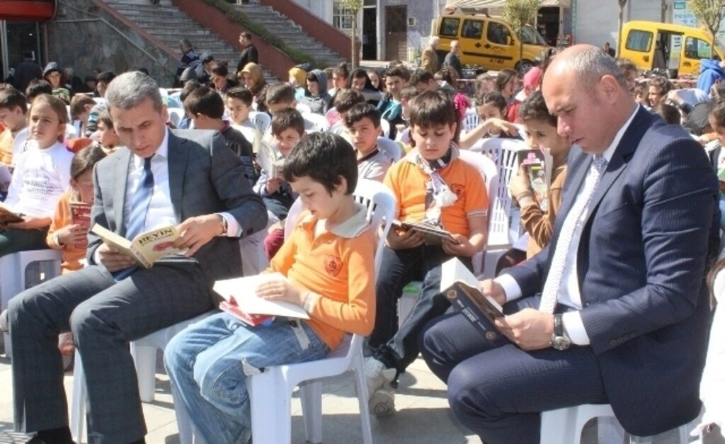 KİTAP SEVGİSİ TEKKEKÖYLÜ ÇOCUKLARI MEYDANDA BULUŞTURDU