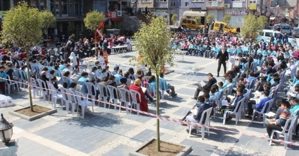 KİTAP SEVGİSİ TEKKEKÖYLÜ ÇOCUKLARI MEYDANDA BULUŞTURDU