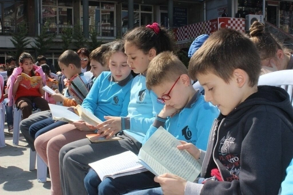 KİTAP SEVGİSİ TEKKEKÖYLÜ ÇOCUKLARI MEYDANDA BULUŞTURDU