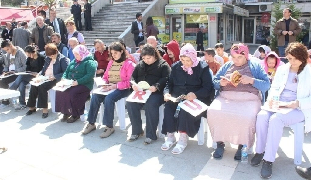 KİTAP SEVGİSİ TEKKEKÖYLÜ ÇOCUKLARI MEYDANDA BULUŞTURDU