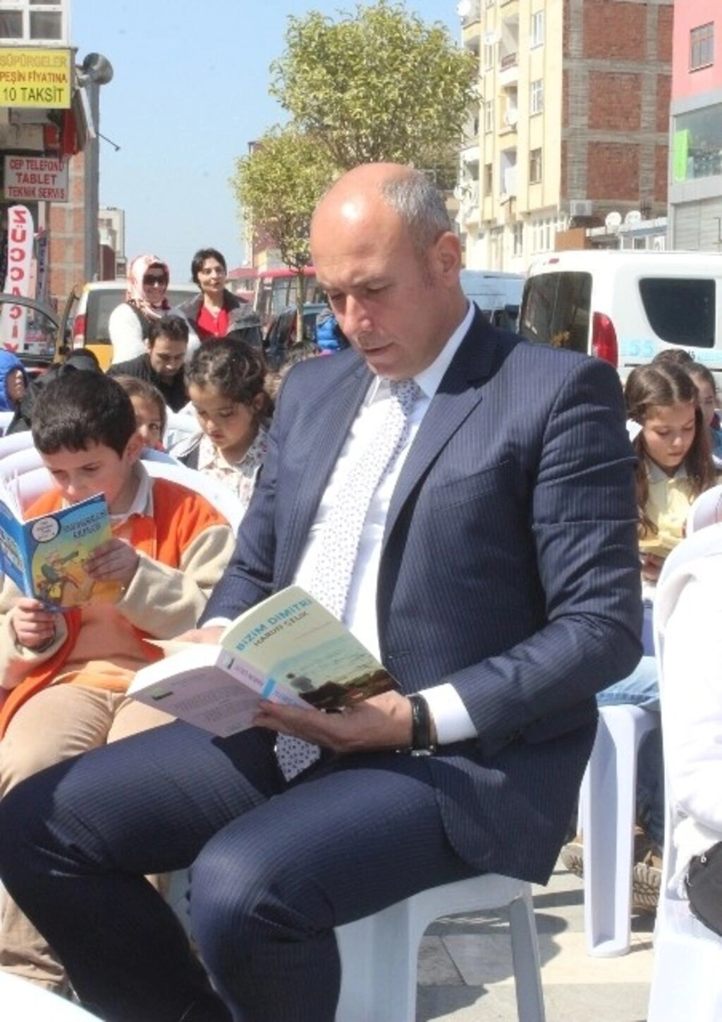 KİTAP SEVGİSİ TEKKEKÖYLÜ ÇOCUKLARI MEYDANDA BULUŞTURDU