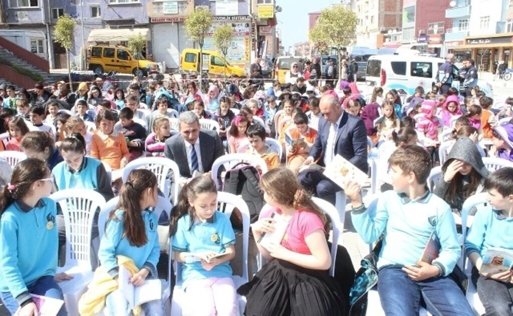 KİTAP SEVGİSİ TEKKEKÖYLÜ ÇOCUKLARI MEYDANDA BULUŞTURDU