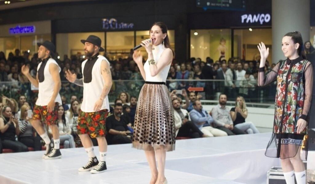 Çağla Şikel, Özge Ulusoy, Ayşe Hatun Önal ve Emre Kaya Samsun’u Salladı