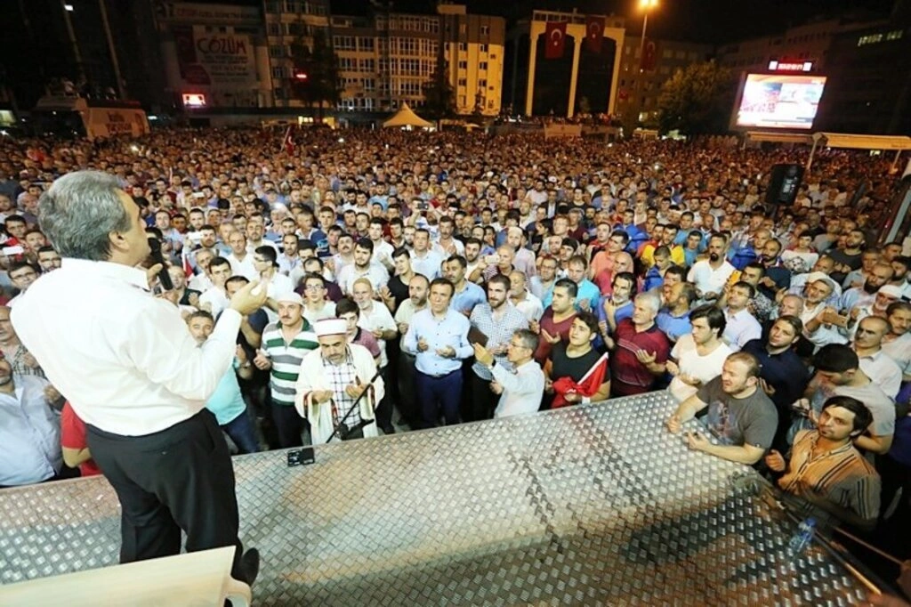 Türkiye'de dimdik duran Başkomutan Erdoğan var