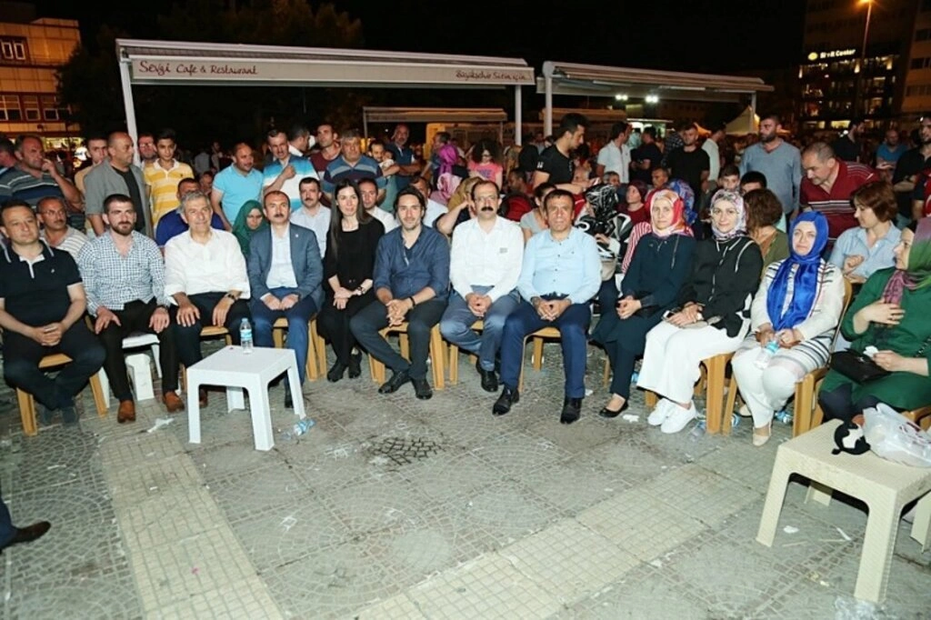 Türkiye'de dimdik duran Başkomutan Erdoğan var