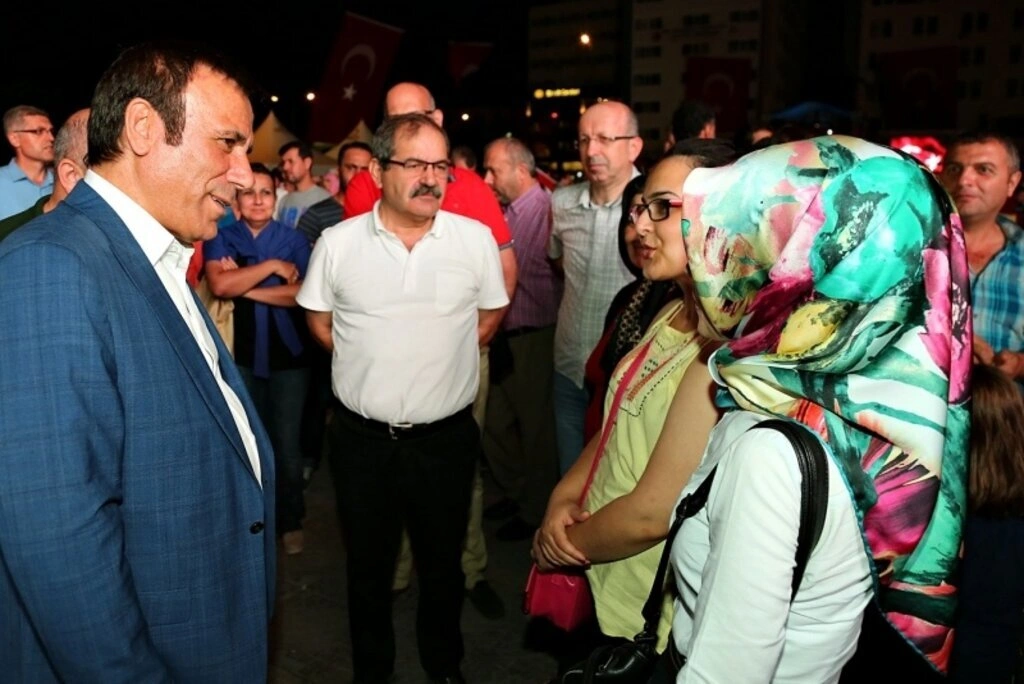 Canik Belediye Başkanı Osman Genç Demokrasi nöbeti