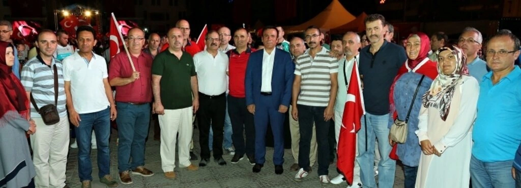 Canik Belediye Başkanı Osman Genç Demokrasi nöbeti