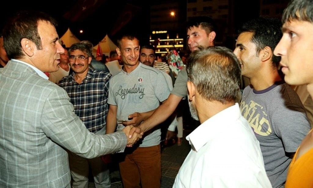 Genç ailesi demokrasi nöbetinde