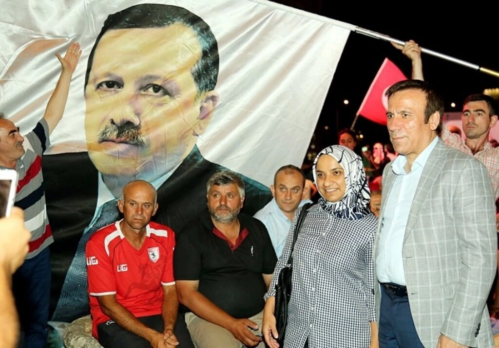 Genç ailesi demokrasi nöbetinde