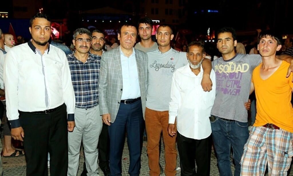 Genç ailesi demokrasi nöbetinde