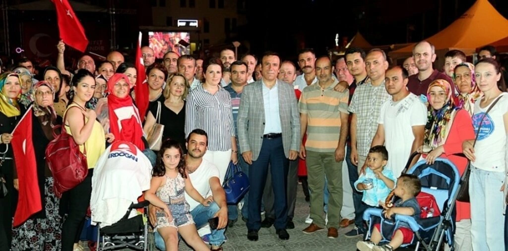 Genç ailesi demokrasi nöbetinde