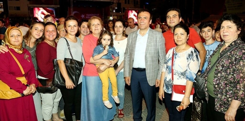 Genç ailesi demokrasi nöbetinde