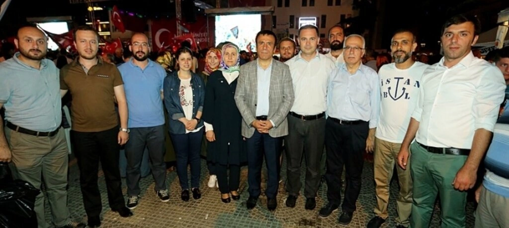 Genç ailesi demokrasi nöbetinde