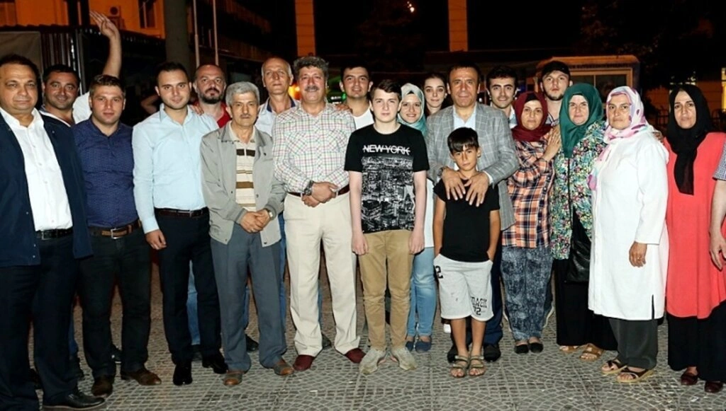 Genç ailesi demokrasi nöbetinde