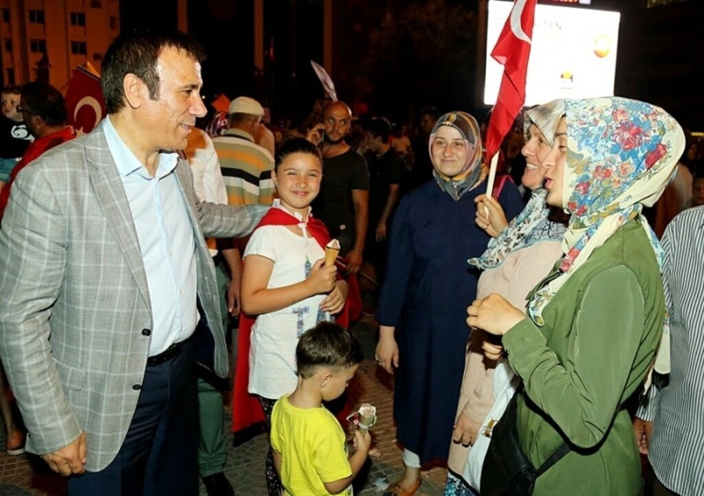 Genç ailesi demokrasi nöbetinde