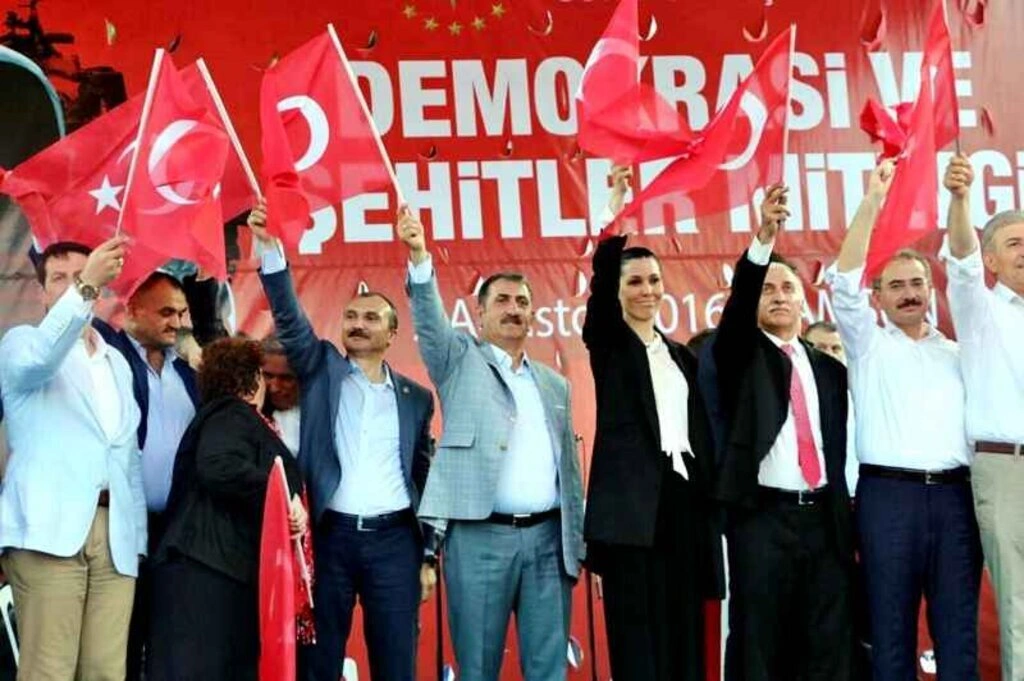 Milletvekili Köktaş demokrasi nöbeti resimleri