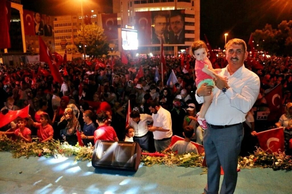 Milletvekili Köktaş demokrasi nöbeti resimleri
